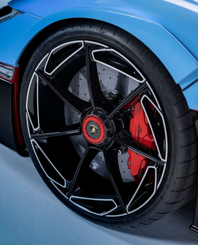 картинка Новый Lamborghini Fenomeno Roadster обули в шины Bridgestone Potenza Sport от шинного центра Свежаяшина.рф в СПб картинка Новый Lamborghini Fenomeno Roadster обули в шины Bridgestone Potenza Sport от Свежаяшина.рф