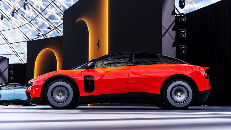 картинка Первый электрокар Ferrari вызвал ажиотаж в Китае. от Свежаяшина.рф